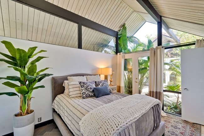Building Photo - Gorgeous 4 Bed, 2 Bath Eichler in Sunnyvale