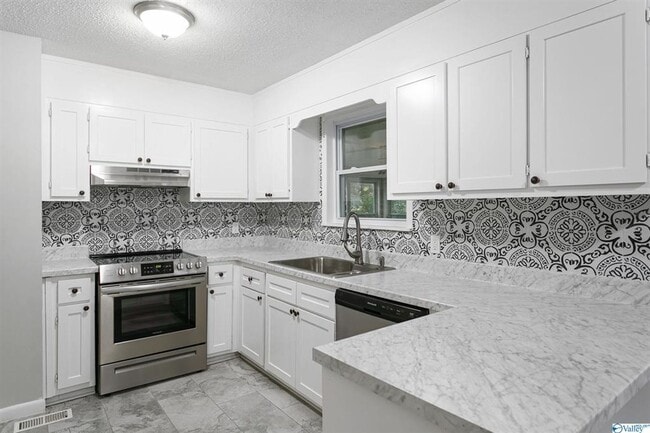 Building Photo - BEAUTIFUL REMODELED 3 BEDROOM HOME