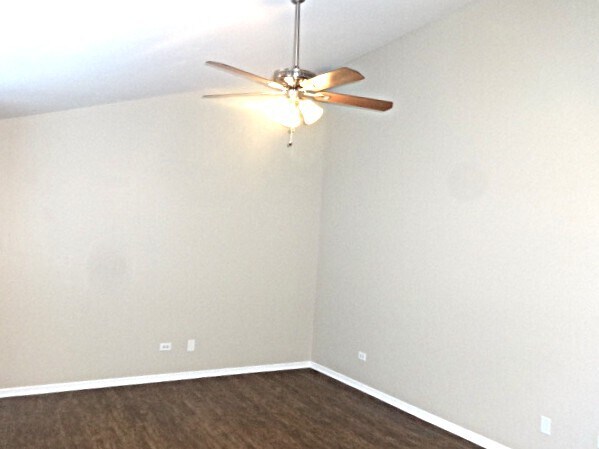Building Photo - 816 Shorewood Dr
