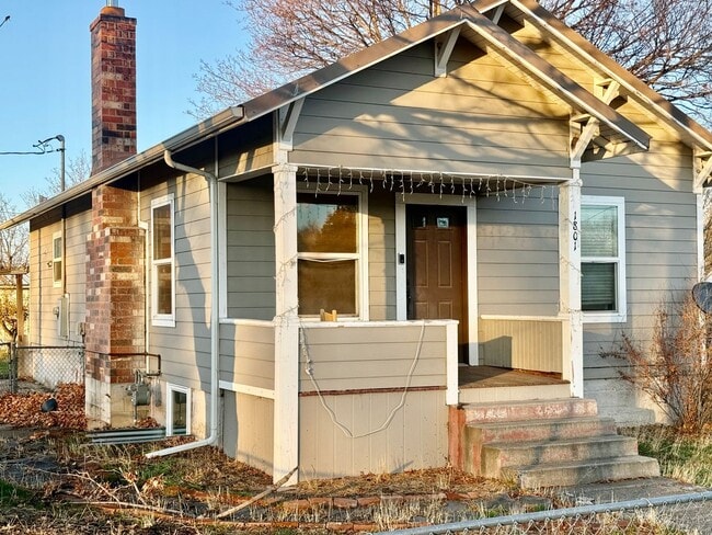 Building Photo - 1801 Russell Ave