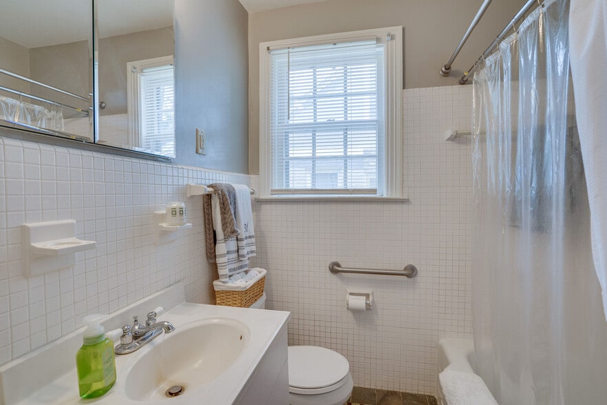 Building Photo - 253 Thuss Ave