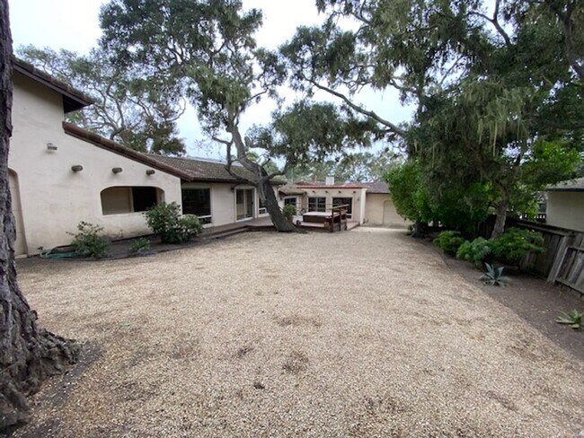 Building Photo - 835 17 Mile Dr
