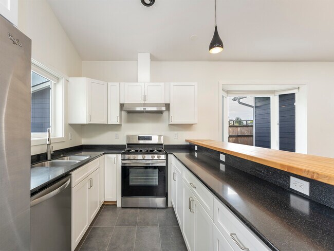 Kitchen - 3534 N Alaska Pl