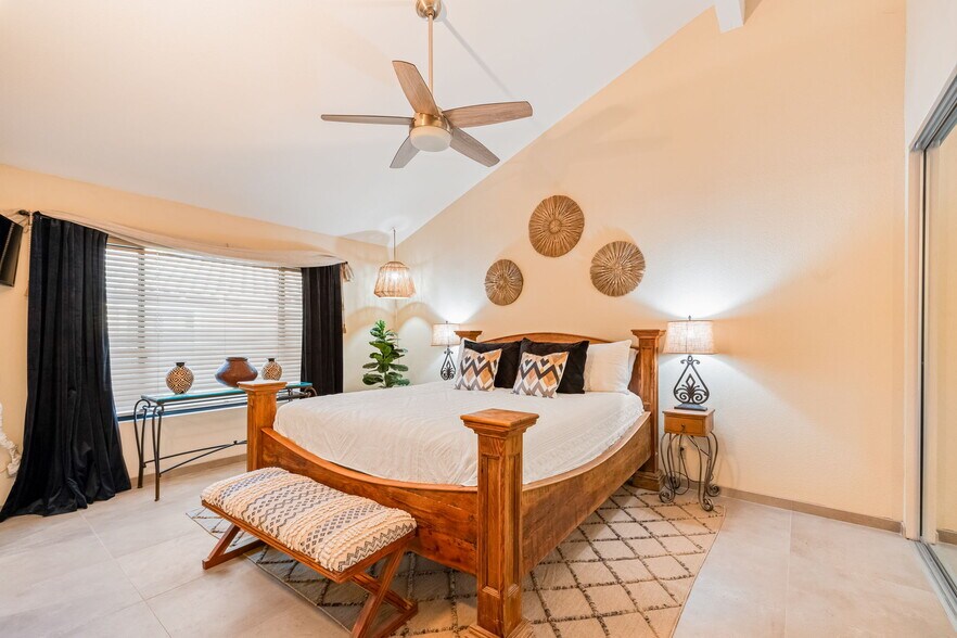 LARGE MASTER SUITE WITH VAULTED CIELINGS - 334 S Sierra Madre