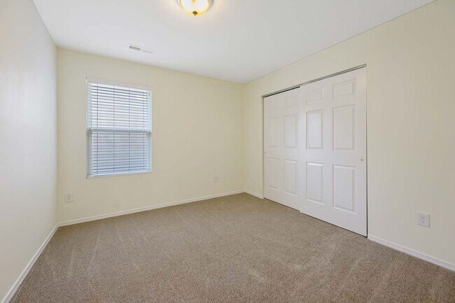 Building Photo - 3 Bedroom Open Concept with Enough Room fo...