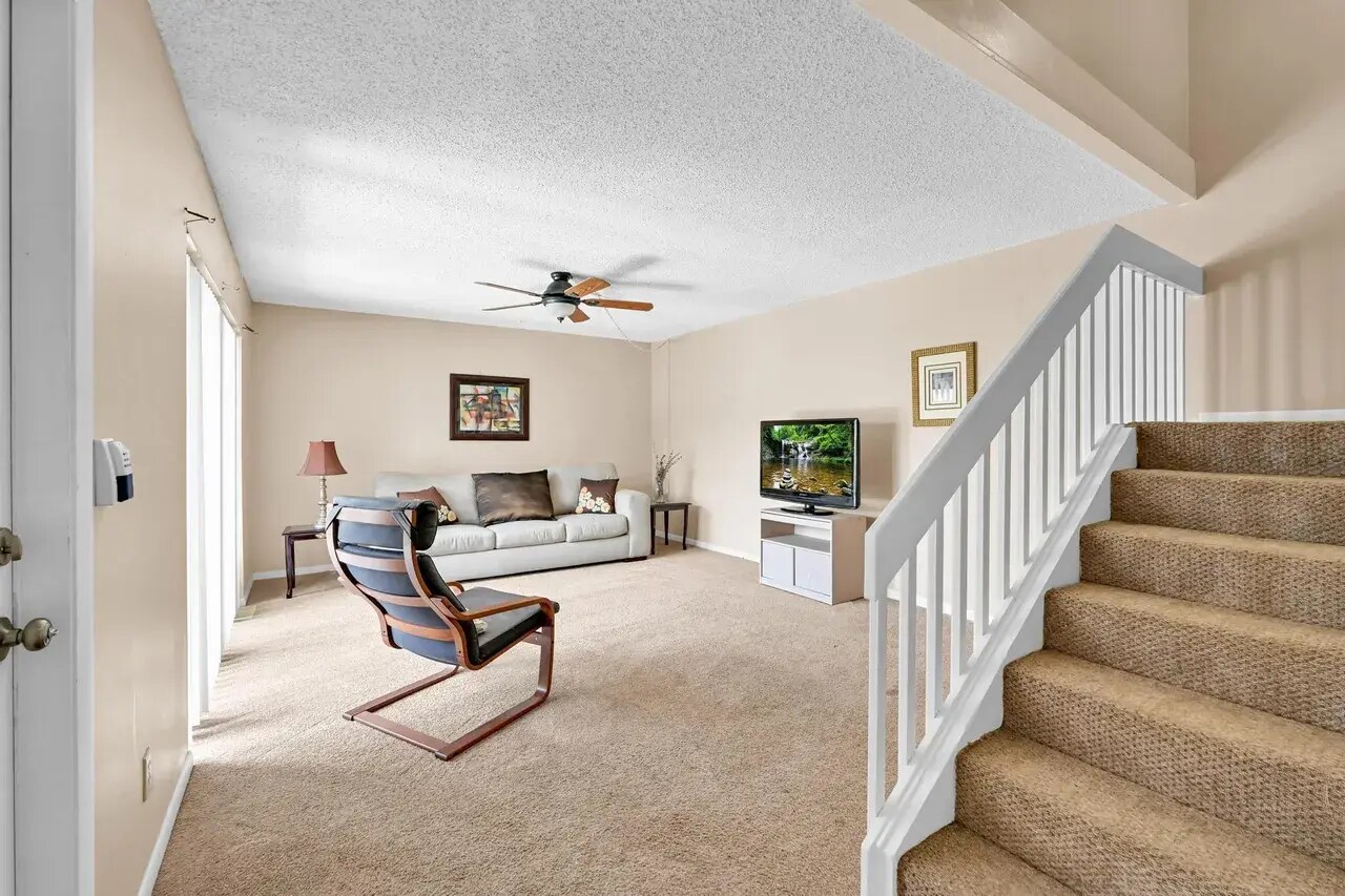 Building Photo - 1542 N Lawnwood Cir