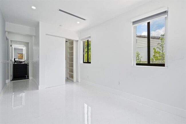 Building Photo - 56 Whitethorn Dr