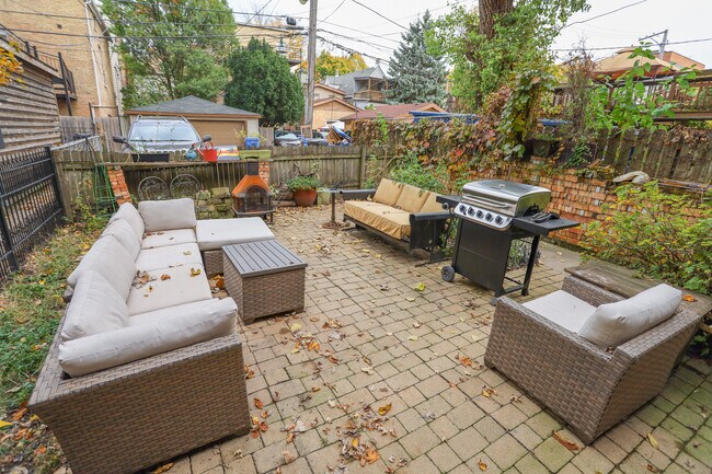 Shared Yard - 1125 N Damen Ave