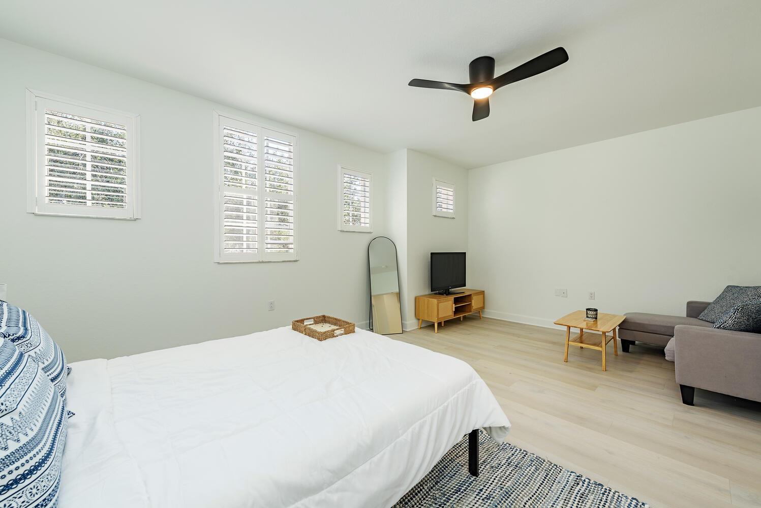 Queen bedroom guest suite - 7123 Blue Juniper Ct