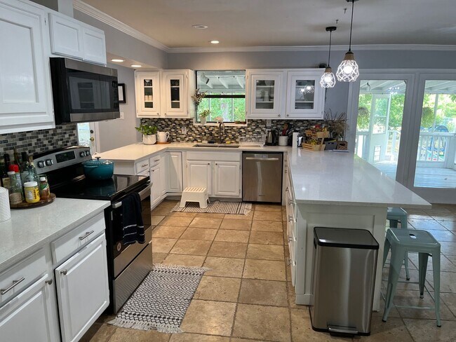 Building Photo - 830 Blackburn St