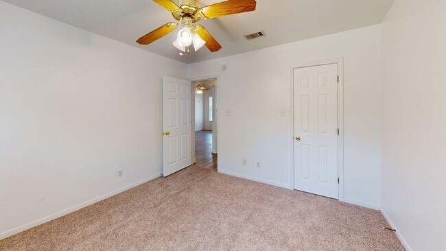 Building Photo - 204 W Truman Ave