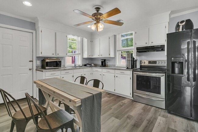 Building Photo - Charming West Ashley Bungalow