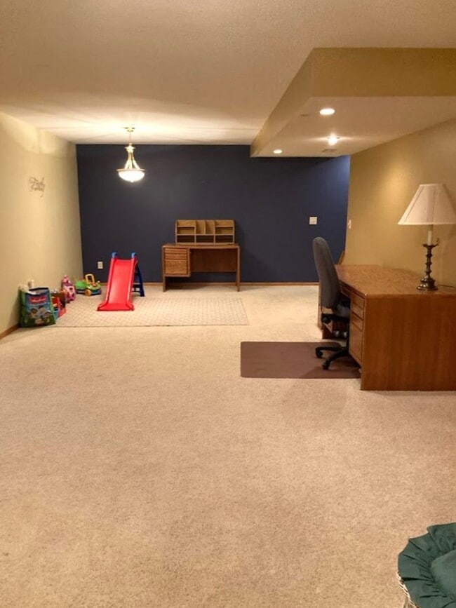 Building Photo - 4 Bedroom Twin Home