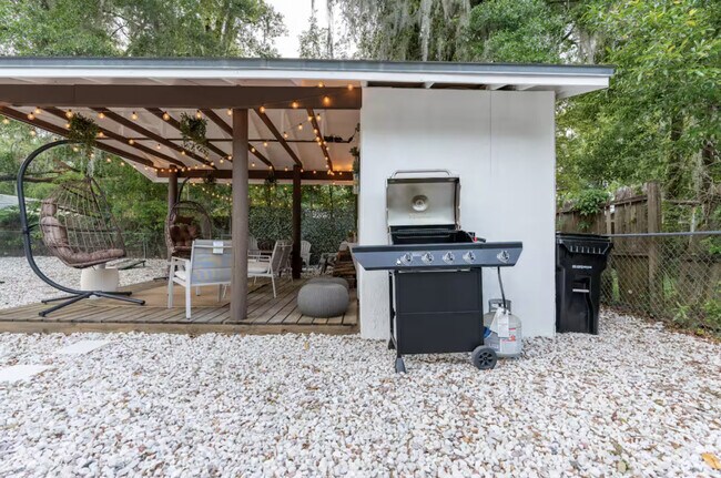 Building Photo - 3204 NW 10th St