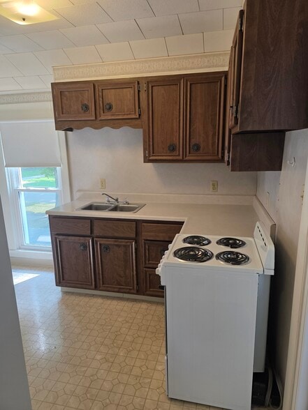 Kitchen - 413 N Marshall Ave