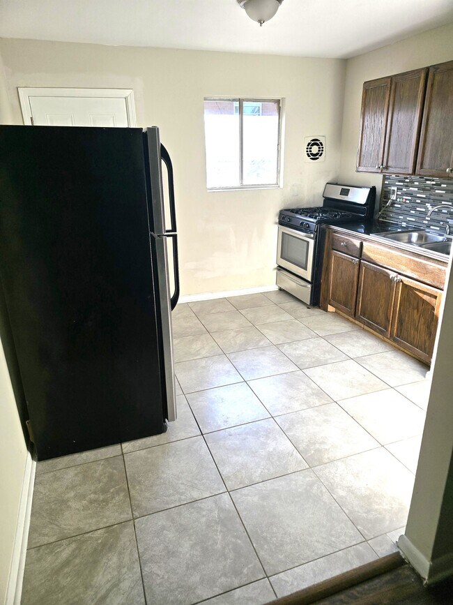 Building Photo - Sells Avenue