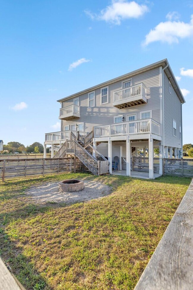 Building Photo - Updated coastal townhome- fully furnished!