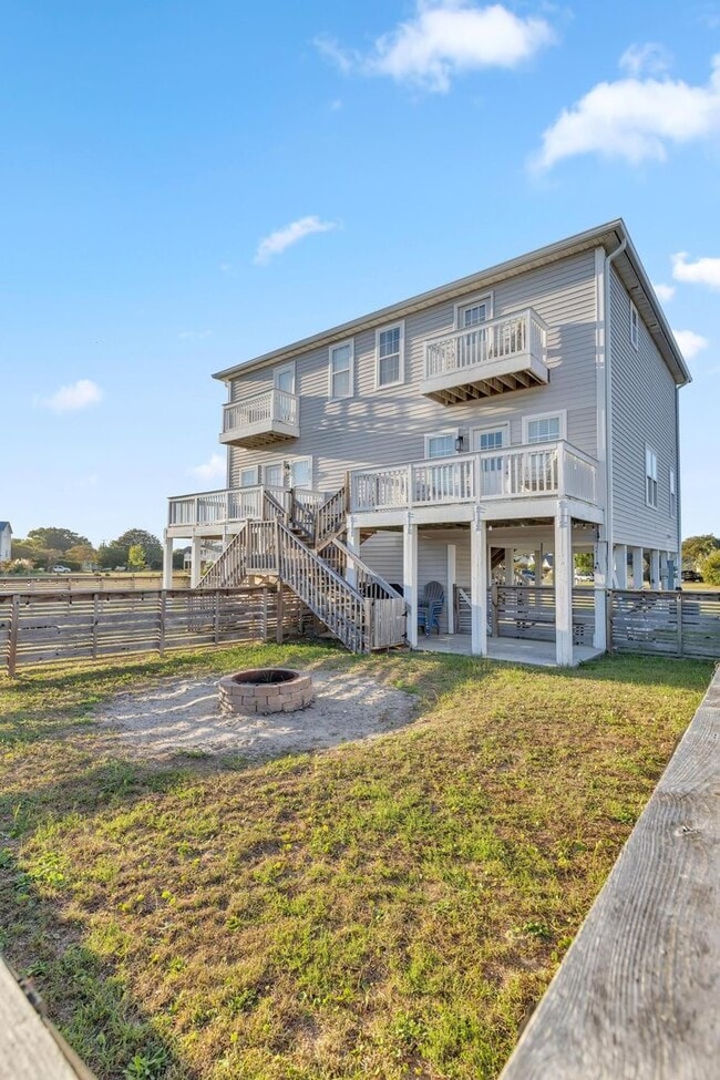 Primary Photo - Updated coastal townhome- fully furnished!