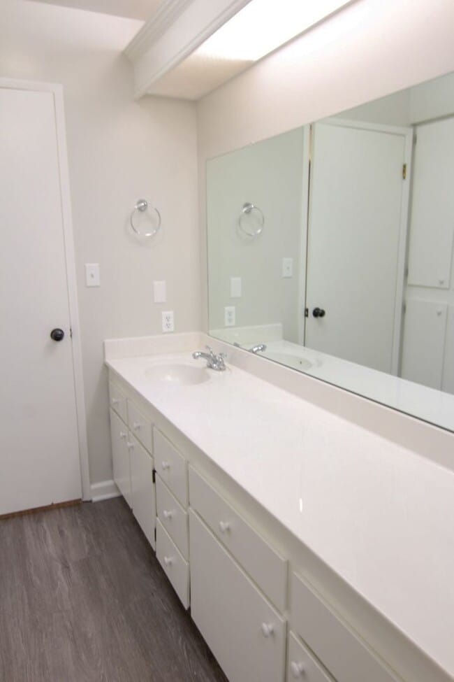 Building Photo - Remodeled Redding Condo!