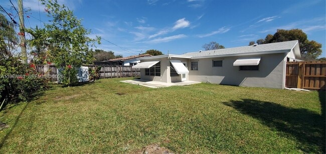 Building Photo - 1900 N 32nd Ct