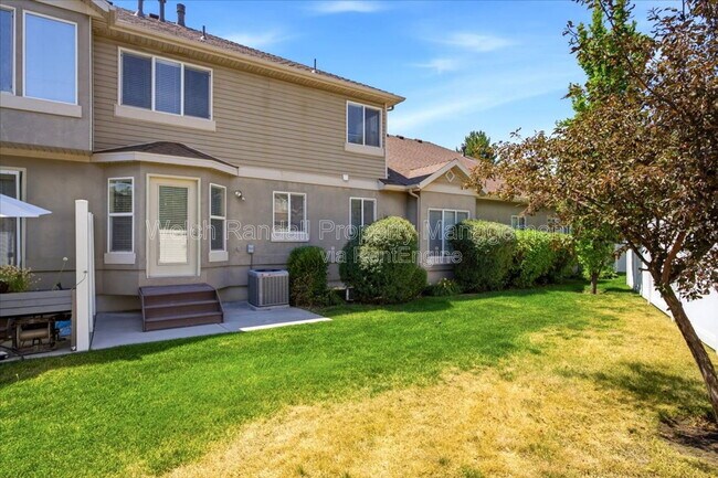 Building Photo - 672 E Clearwater Dr N