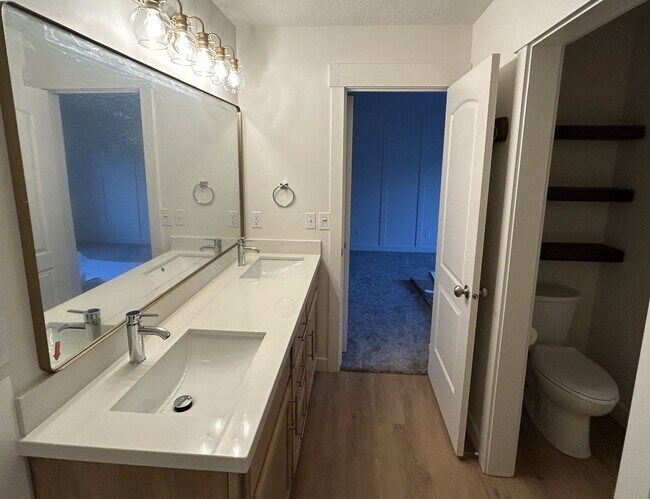 Building Photo - 6754 950 E