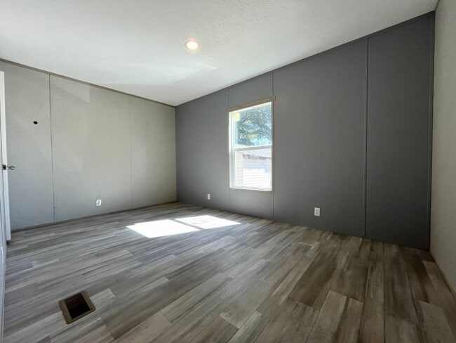 Building Photo - 3110 Victory Dr