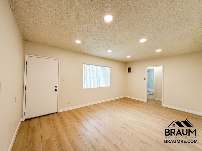 Building Photo - 6336 Tujunga Ave