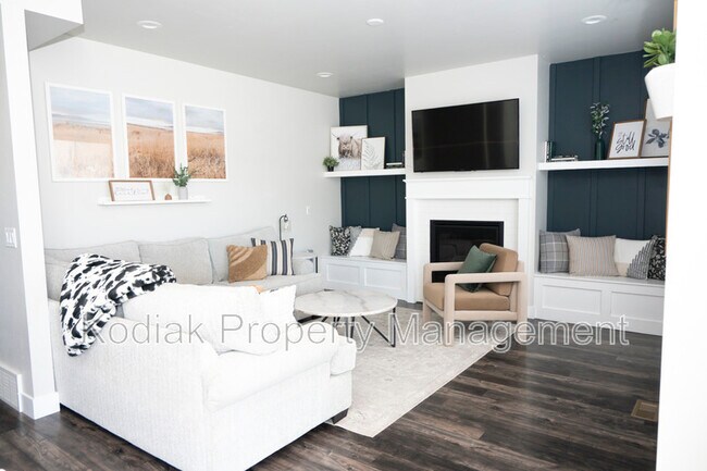Building Photo - 1364 Petunia Ct