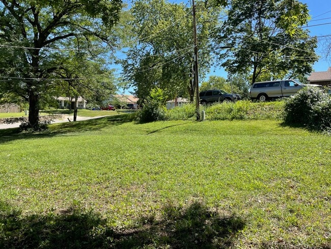 Building Photo - {10105} Charming 2 bedroom + 1 car garage + updated bathroom