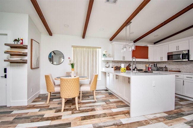 Building Photo - 6557 Country Wood Way