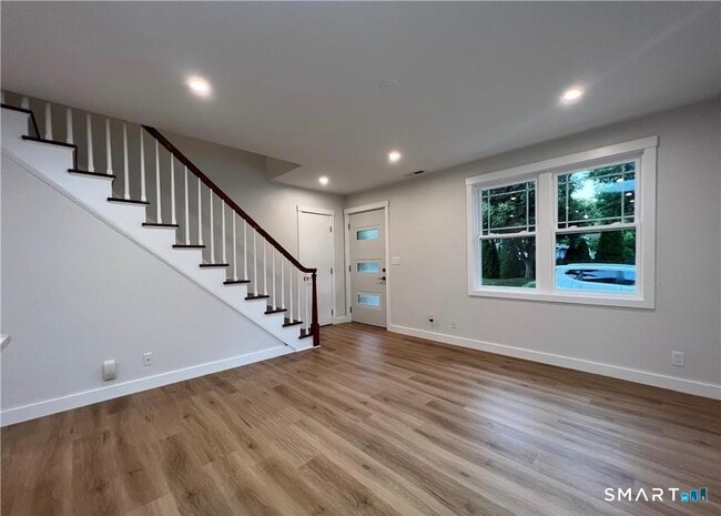 Building Photo - 429 Round Hill Rd