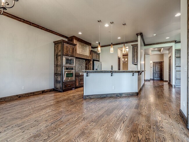 Building Photo - Luxury Townhome in Edmond + Near Rose Cree...
