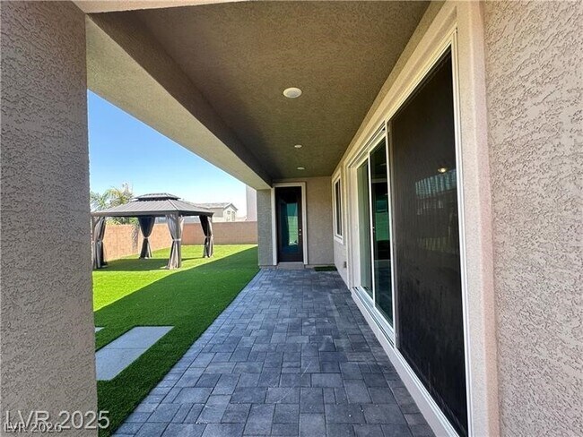 Building Photo - 9565 Camelback Crk Dr