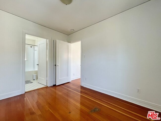 Building Photo - 521 Kings Rd