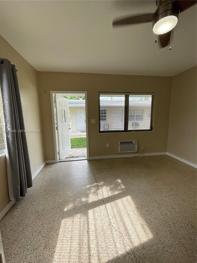 Building Photo - 940 SW 10th St