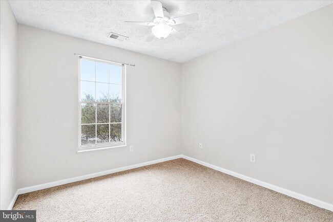 Building Photo - 5640 Wade Ct