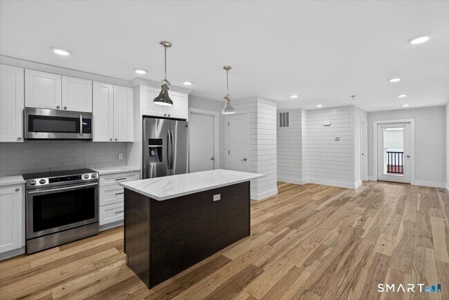 Building Photo - 32 1/2 Village Rd