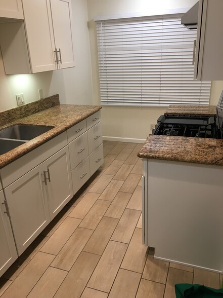 Building Photo - 2301 De la Vina St