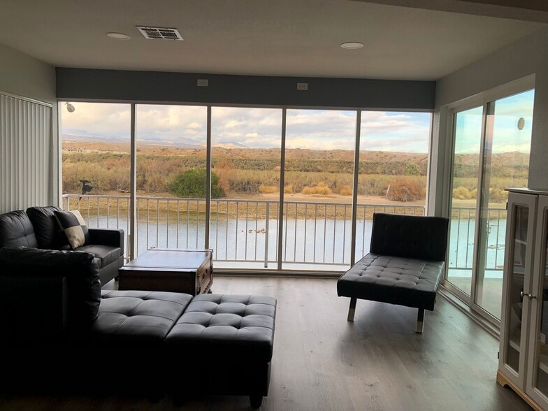 Building Photo - 1391 Riverfront Dr