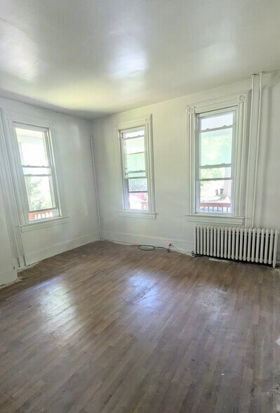 Building Photo - 105 Broad St