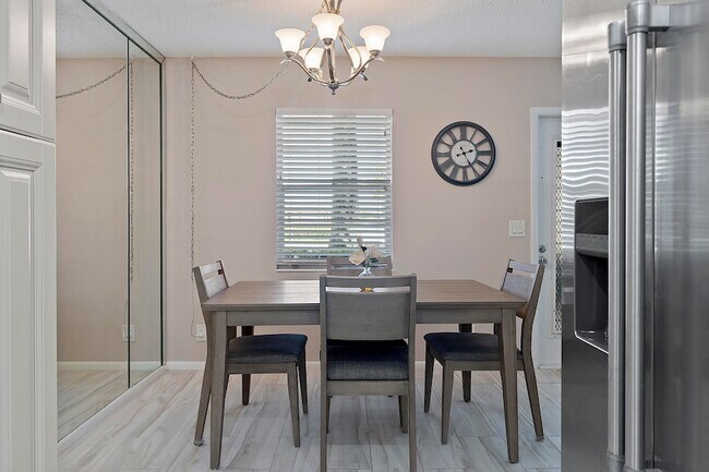 Building Photo - 1032 Lincoln B