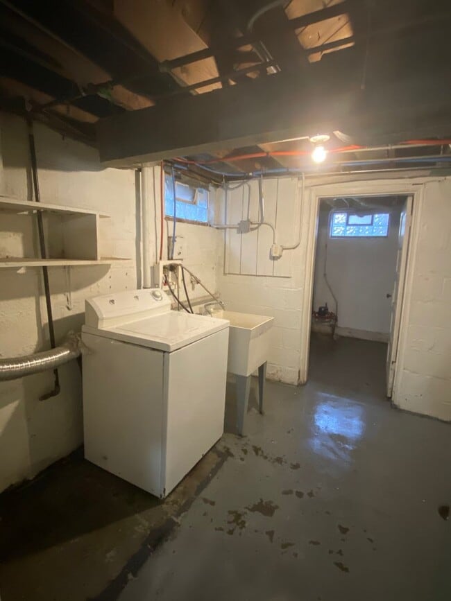 Building Photo - Large Glen Park Home