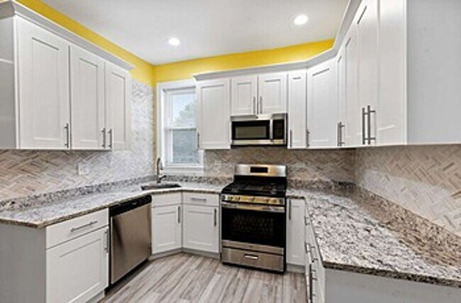 Building Photo - 1826 S Drave Ave