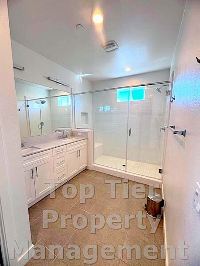 Building Photo - Beautiful & Modern 3 bed/ 3.5 bath/ 2,029 Sqft Condo with amazing Views in Carroll Canyon- Availa...