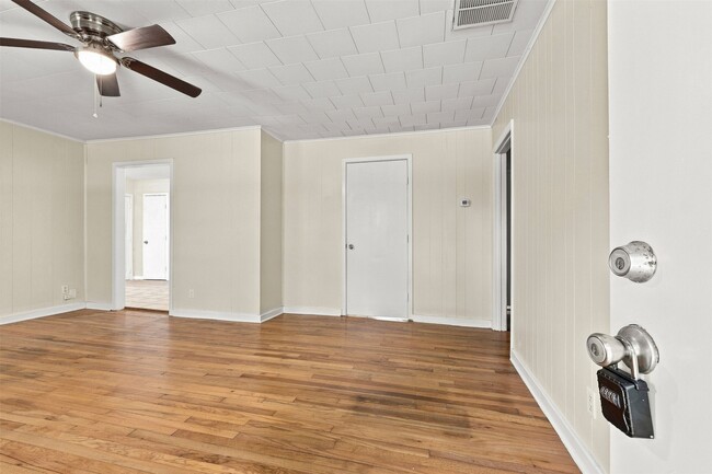 Building Photo - 1914 Oaklawn Dr