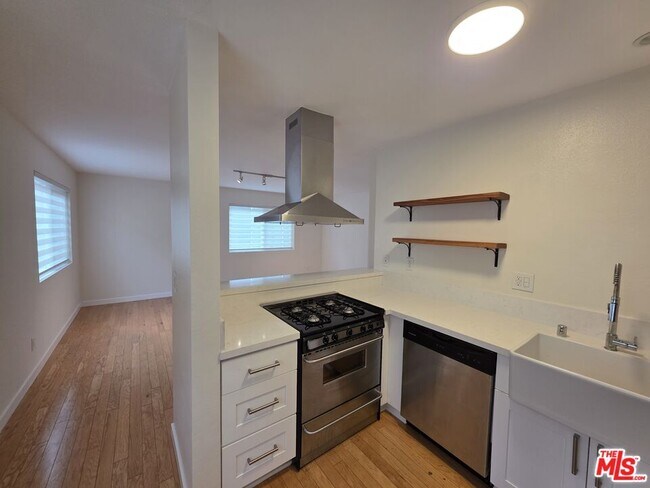 Building Photo - 1260 Vin Scully Ave
