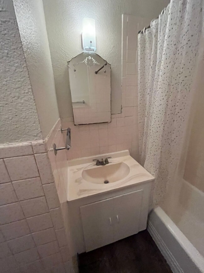 Building Photo - 2 Bed, Charm and All Bills Paid!