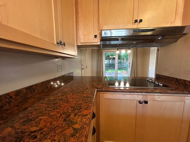 Building Photo - Nice Single Level Home with Attached Garag...