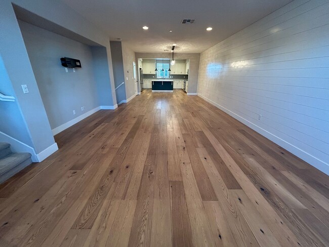 Building Photo - Brighton Oaks Beauty Just Steps from Downt...